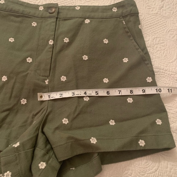 Francessas Collection Green Medium Shorts - Picture 3 of 4
